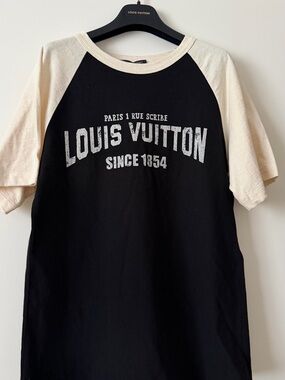 Louis Vuitton Paris Rue Scribe Regland T-Shirt - Black& Cream Logo Tee (size M)